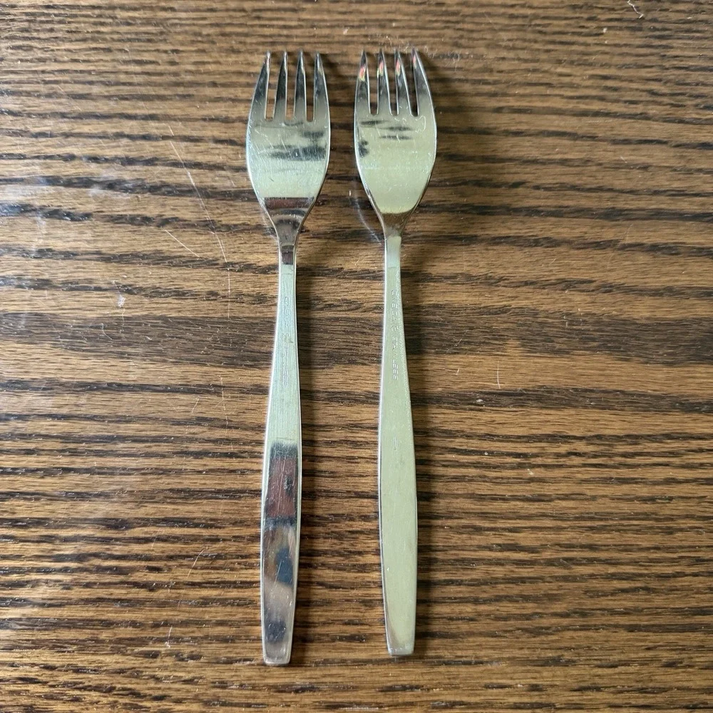 Set of 2 Oneida Heirloom WILL O' WISP 7 5/8